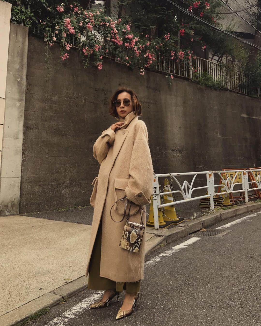 黒石奈央子さんのインスタグラム写真 - (黒石奈央子Instagram)「AMERI AW ふく . BLANKET LIKE FAKE MOUTON  COAT ¥29600+tax その他  AW .  シャギーコートのベージュ❤️ ポケットを付けたバージョン！ スナップボタンで簡単に取り外せちゃうのだ！ .  先行予約期間第2弾  6/20〜6/24 web & 心斎橋 6/20.21  代官山 6/22〜6/24  ルミネ  @ameri_shinjuku @amerivintage @ameri_daikanyama @ameri.shinsaibashi #ameri#amerivintage #fashion #coordinate#ootd#outfit#osanposnap #705_outfit #大人ファッション #大人コーディネート #大人スタイル #modestyle #modefashion#modecasual #2019autumnwinter#先行予約 #japonism」6月19日 12時36分 - blackstone705