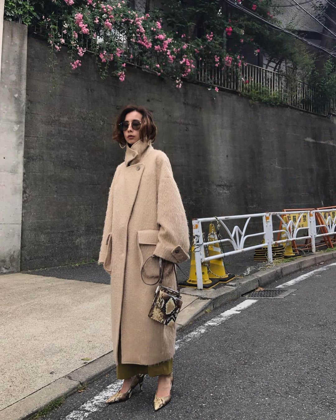 黒石奈央子さんのインスタグラム写真 - (黒石奈央子Instagram)「AMERI AW ふく . BLANKET LIKE FAKE MOUTON  COAT ¥29600+tax その他  AW .  シャギーコートのベージュ❤️ ポケットを付けたバージョン！ スナップボタンで簡単に取り外せちゃうのだ！ .  先行予約期間第2弾  6/20〜6/24 web & 心斎橋 6/20.21  代官山 6/22〜6/24  ルミネ  @ameri_shinjuku @amerivintage @ameri_daikanyama @ameri.shinsaibashi #ameri#amerivintage #fashion #coordinate#ootd#outfit#osanposnap #705_outfit #大人ファッション #大人コーディネート #大人スタイル #modestyle #modefashion#modecasual #2019autumnwinter#先行予約 #japonism」6月19日 12時36分 - blackstone705