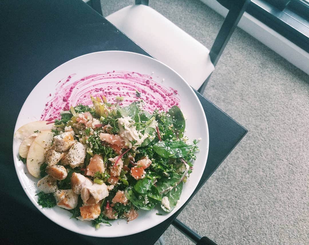 小林レイミさんのインスタグラム写真 - (小林レイミInstagram)「Melbourneで大はやり(←この 表現が素晴らしく合う)な盛り付けしてみました🥗🍽️ #salad #homecooking #healthyeating #vege #fitfood  #healthymeal #diet #melbourneart #pinklife #plate #sweet #デーツをお皿に塗るブーム #サラダ #プレート #おうちごはん #ヘルシー #チキンサラダ」6月19日 12時37分 - _reimi._____