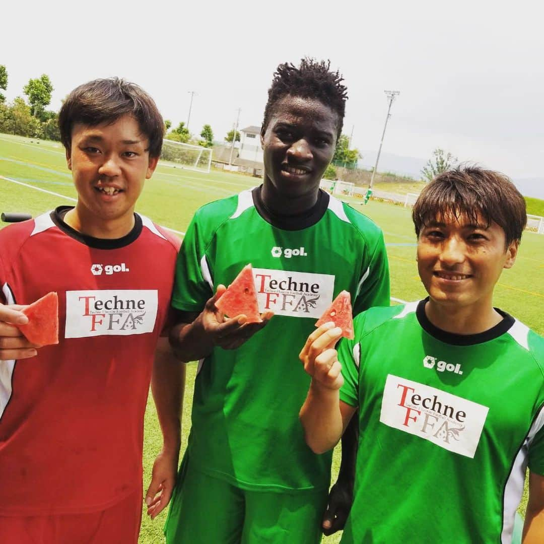 柿木亮介のインスタグラム：「練習後にスイカ🍉 #おこしやす京都AC#京都#サッカー#柿木亮介#角屋諒#イブラヒム#鳥取県産#大栄スイカ#おいしすぎる#チームみんなで美味しくいただきました#差し入れありがとうございます」