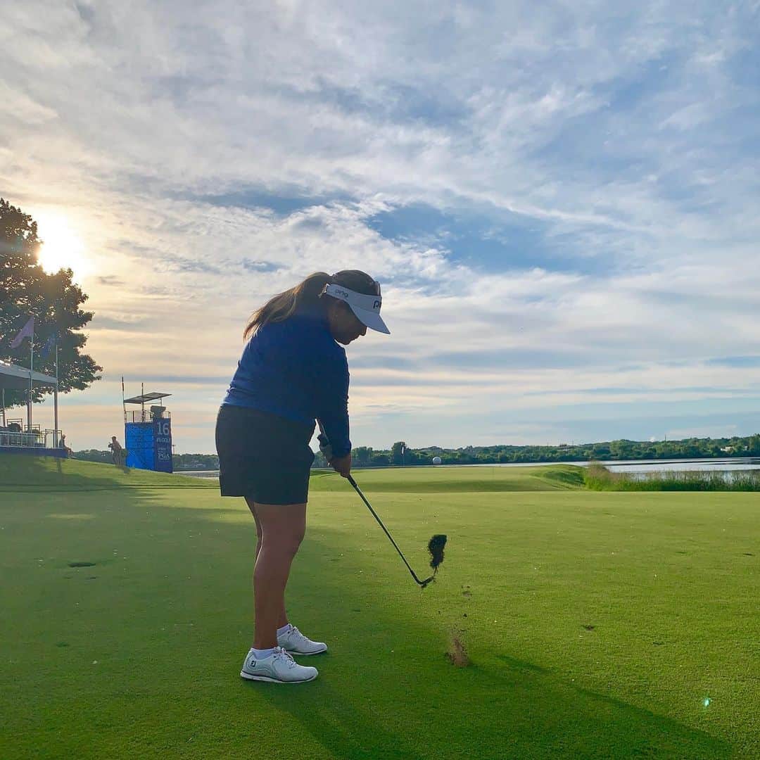 リセット・サラスのインスタグラム：「Nothing like a late afternoon practice round during a major week 💙」