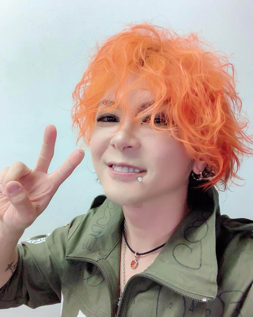 淳士さんのインスタグラム写真 - (淳士Instagram)「【淳士 LIVE 2019 June】✨ . 高田馬場公演終了‼️ . いや〜〜〜実にいい湯だった(ノ∀ ` )♨️ . いろいろ思い出してニヤニヤオレンジだわ🍊✨ . ドンテル盛り上がったな〜( ´ ∀ ` ) 今度やるときはHさん呼んだりして😆❤️ . ハラキリDIVEも大盛り上がり❗️ てんじありがとう✨ . メンバー、スタッフ、そしておまいら❤️ . ありがとうね☺️ ホントらぶ❤️ . さて、衣装洗お( ｰ́∀ｰ̀ )✨ . こだわり洗濯開始👍👕👚❤️ . #淳士LIVE #みんなマジらぶ #ドンテル #ハラキリ #淳士バンドはみんな最高プレイ #最高かよ #らぶ」6月19日 12時53分 - jz0330