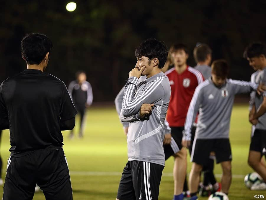 日本サッカー協会さんのインスタグラム写真 - (日本サッカー協会Instagram)「【📸日本代表 Team Cam】 #SAMURAIBLUE はチリ戦の翌日、第2戦が行われるポルトアレグレへ移動。到着後は、夕方6時半からチーム全体でグラウンドへ。チリ戦のスタメン組はリカバリーメニューを、それ以外の選手たちはシュート練習やゲーム形式のトレーニングを積み、一時間半強、汗を流しました。 ・ >>Next Match グループステージ 第2戦 📅日本時間6/21 8:00 🆚vsウルグアイ🇺🇾 ・ #jfa #daihyo #コパアメリカ﻿ ・﻿ ――――――――――――――――――﻿ CONMEBOLコパアメリカブラジル2019﻿ 6/18 0-4 チリ🇨🇱 6/21 08:00　vsウルグアイ🇺🇾 6/25 08:00　vsエクアドル🇪🇨 ※すべて日本時間﻿ 👉大会情報はJFA.jpへ﻿ ――――――――――――――――――」6月19日 12時45分 - japanfootballassociation