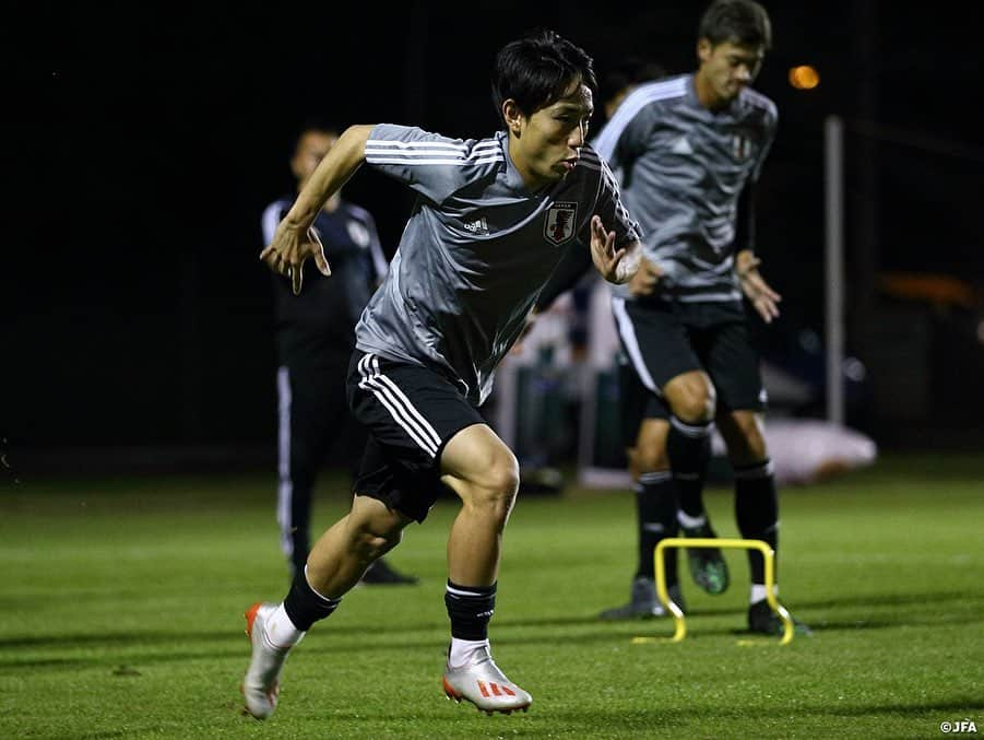 日本サッカー協会さんのインスタグラム写真 - (日本サッカー協会Instagram)「【📸日本代表 Team Cam】 #SAMURAIBLUE はチリ戦の翌日、第2戦が行われるポルトアレグレへ移動。到着後は、夕方6時半からチーム全体でグラウンドへ。チリ戦のスタメン組はリカバリーメニューを、それ以外の選手たちはシュート練習やゲーム形式のトレーニングを積み、一時間半強、汗を流しました。 ・ >>Next Match グループステージ 第2戦 📅日本時間6/21 8:00 🆚vsウルグアイ🇺🇾 ・ #jfa #daihyo #コパアメリカ﻿ ・﻿ ――――――――――――――――――﻿ CONMEBOLコパアメリカブラジル2019﻿ 6/18 0-4 チリ🇨🇱 6/21 08:00　vsウルグアイ🇺🇾 6/25 08:00　vsエクアドル🇪🇨 ※すべて日本時間﻿ 👉大会情報はJFA.jpへ﻿ ――――――――――――――――――」6月19日 12時45分 - japanfootballassociation