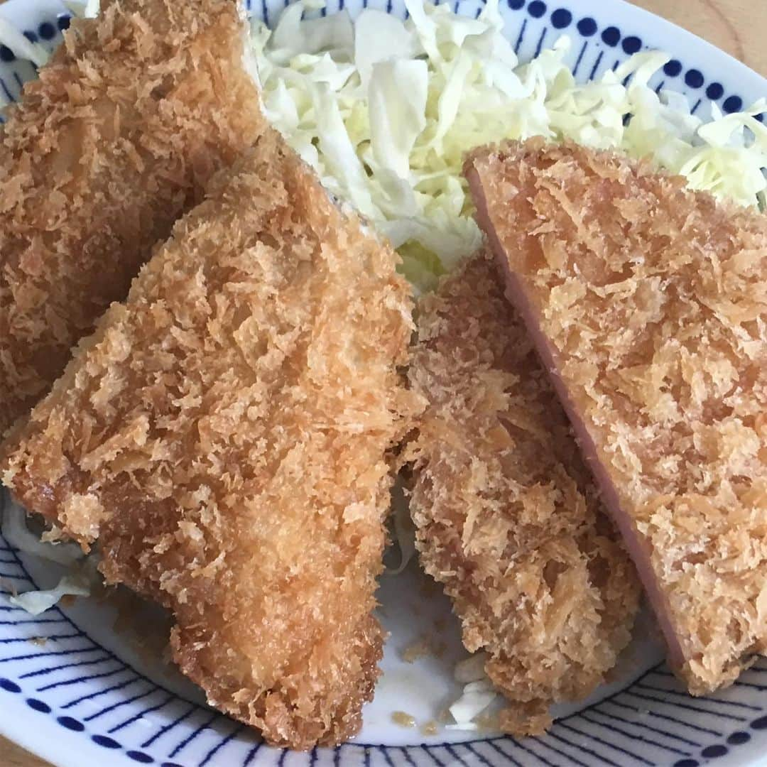 柳家さん生さんのインスタグラム写真 - (柳家さん生Instagram)「6/19昼ご飯だぁ〜 アジフライとハムカツ 竹輪胡瓜大根サラダ とうもろこしご飯🍚 引越したら先ずは地元の肉屋さんで揚げ物👍肉の斎藤さん🍖我が住まいの裏手にあるの…さくさくの衣が堪らん😅💦おいひぃ肉屋さんだぁ〜👍👍 #さん生 #アジフライ #ハムカツ #サラダ」6月19日 12時48分 - waraiguma1957