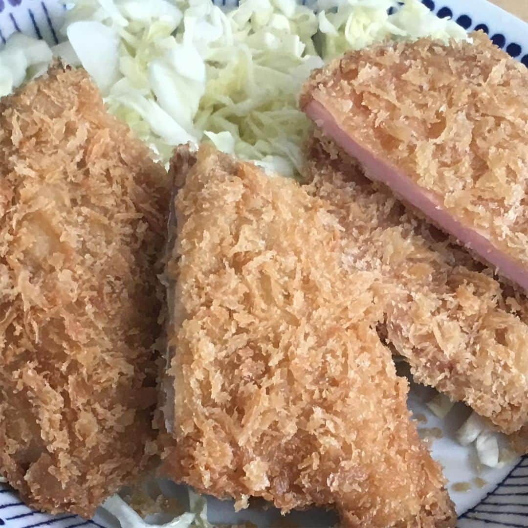 柳家さん生さんのインスタグラム写真 - (柳家さん生Instagram)「6/19昼ご飯だぁ〜 アジフライとハムカツ 竹輪胡瓜大根サラダ とうもろこしご飯🍚 引越したら先ずは地元の肉屋さんで揚げ物👍肉の斎藤さん🍖我が住まいの裏手にあるの…さくさくの衣が堪らん😅💦おいひぃ肉屋さんだぁ〜👍👍 #さん生 #アジフライ #ハムカツ #サラダ」6月19日 12時48分 - waraiguma1957