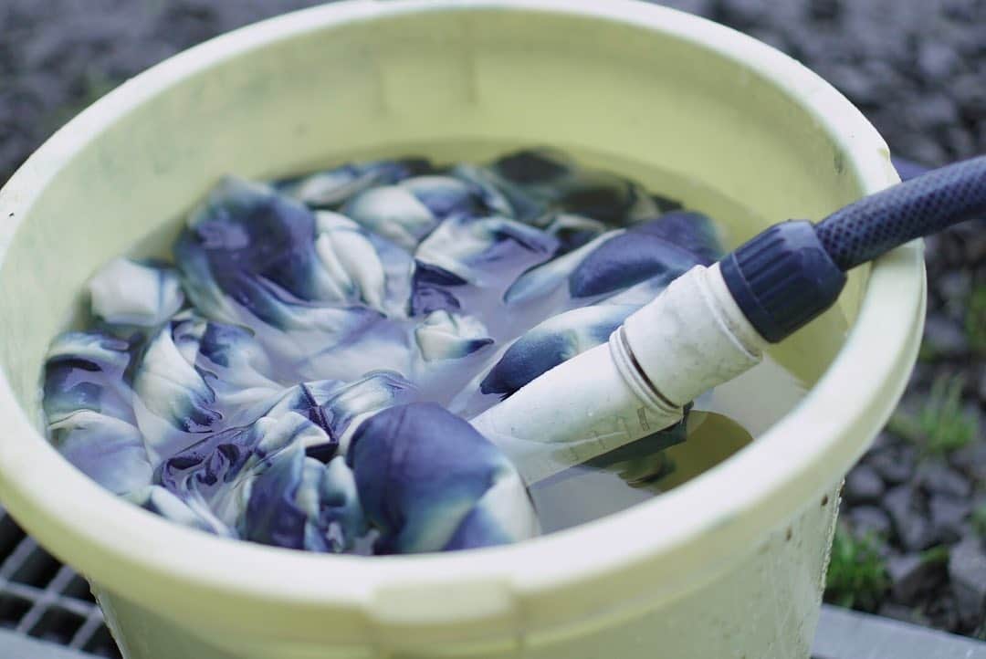 Japanese Craft Mediaさんのインスタグラム写真 - (Japanese Craft MediaInstagram)「You can try Indigo dyeing “Aizome” anywhere in Japan. Each area has own story.  @itoshiroyohinten is making clothes based on traditional Gujo city’s work wares “ Tatsuke” at Itoshiro area in Gujo. They are aiming for making clothes in harmony with an environment and sustainable. #japanmade #japancrate #japancrafts #indigo #indigodyed #indigodye #japantrip #japantravel #beautifuljapan #japanesecraft #madeinjapan #japanmade_co #fromjapan #japan_focus #japanlover #japan_of_insta #japanese #japan #gujocity #gujo #gifu」6月19日 12時48分 - japan___made