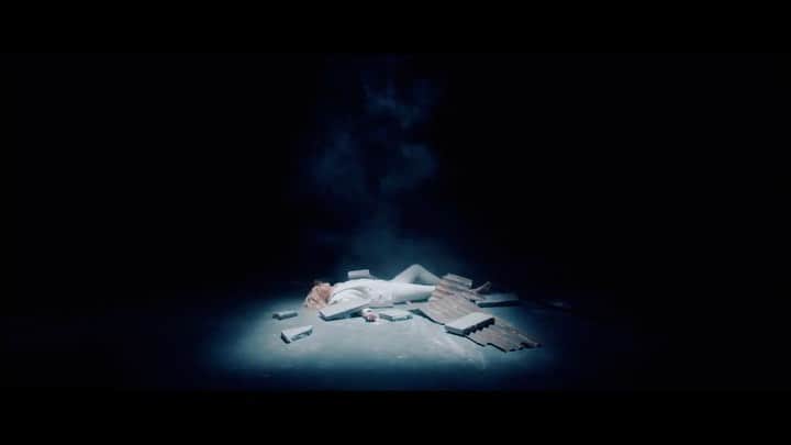 ニック・マーティンのインスタグラム：「Leave It All Behind is officially OUT NOW! How It Feels To Be Lost // September 6. Available at: SirensMusic.co —- What do you guys think?! Let me know below.」