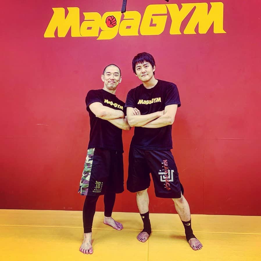 長田成哉のインスタグラム：「今日はジムへ。 久々の西尾先生のクラスを受けてきた。 こっちのモチベーションも上げてくれつつ、アグレッシブに運動させたり丁寧に解説したりと いつも濃縮された時間になる。 さすが日本のクラヴマガレジェンド！ #gym #workout #selfdefense #kravmaga #magagym」