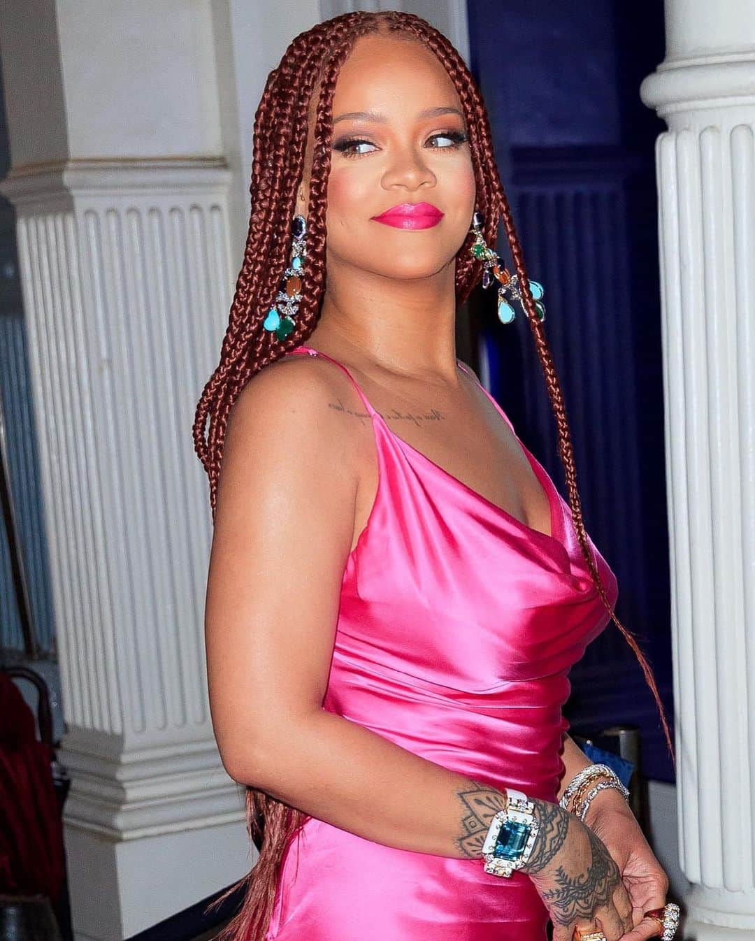 Just Jaredさんのインスタグラム写真 - (Just JaredInstagram)「@badgalriri goes pretty in pink for her @fenty pop-up event! #Rihanna #Fenty Photos: Dimitrios Kambouris & Splash」6月19日 12時55分 - justjared