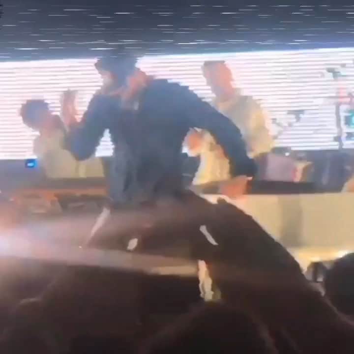 ユナイテッドのインスタグラム：「Don’t mind us, just adding these to our scrapbook of memorable @joelhouston dance moves」