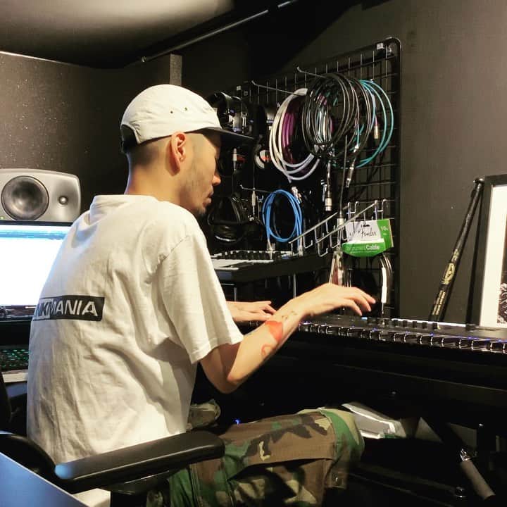 DJ DARUMAのインスタグラム：「🎹🔥🏠 今日も今日とてChaki Zuluと次の曲」