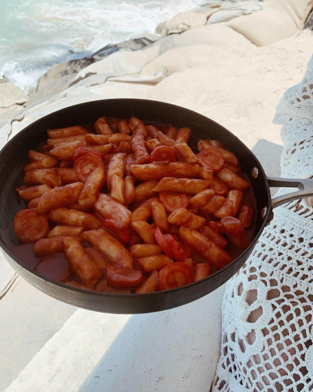 クリッセル・リムさんのインスタグラム写真 - (クリッセル・リムInstagram)「Homemade 떡볶이 (Korean street style food ) on the beach. My kind of dinner 🥘  thanks to my auntie and @ummalim for the most bomb Korean food all week long here in Hawaii.」6月19日 13時05分 - chrisellelim