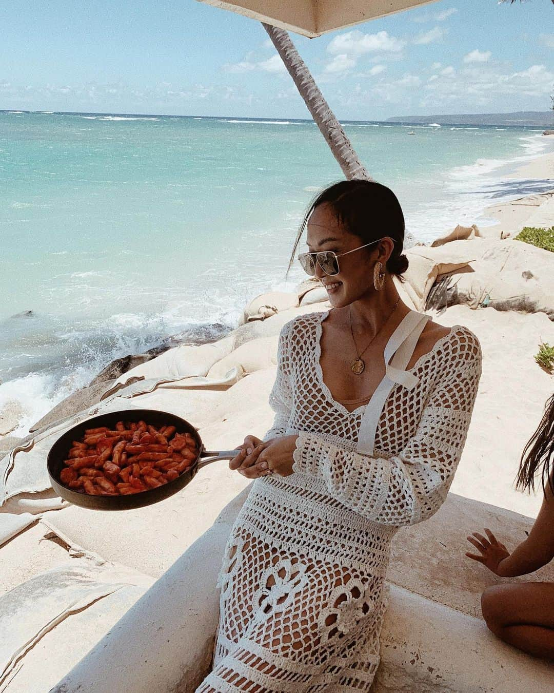 クリッセル・リムさんのインスタグラム写真 - (クリッセル・リムInstagram)「Homemade 떡볶이 (Korean street style food ) on the beach. My kind of dinner 🥘  thanks to my auntie and @ummalim for the most bomb Korean food all week long here in Hawaii.」6月19日 13時05分 - chrisellelim