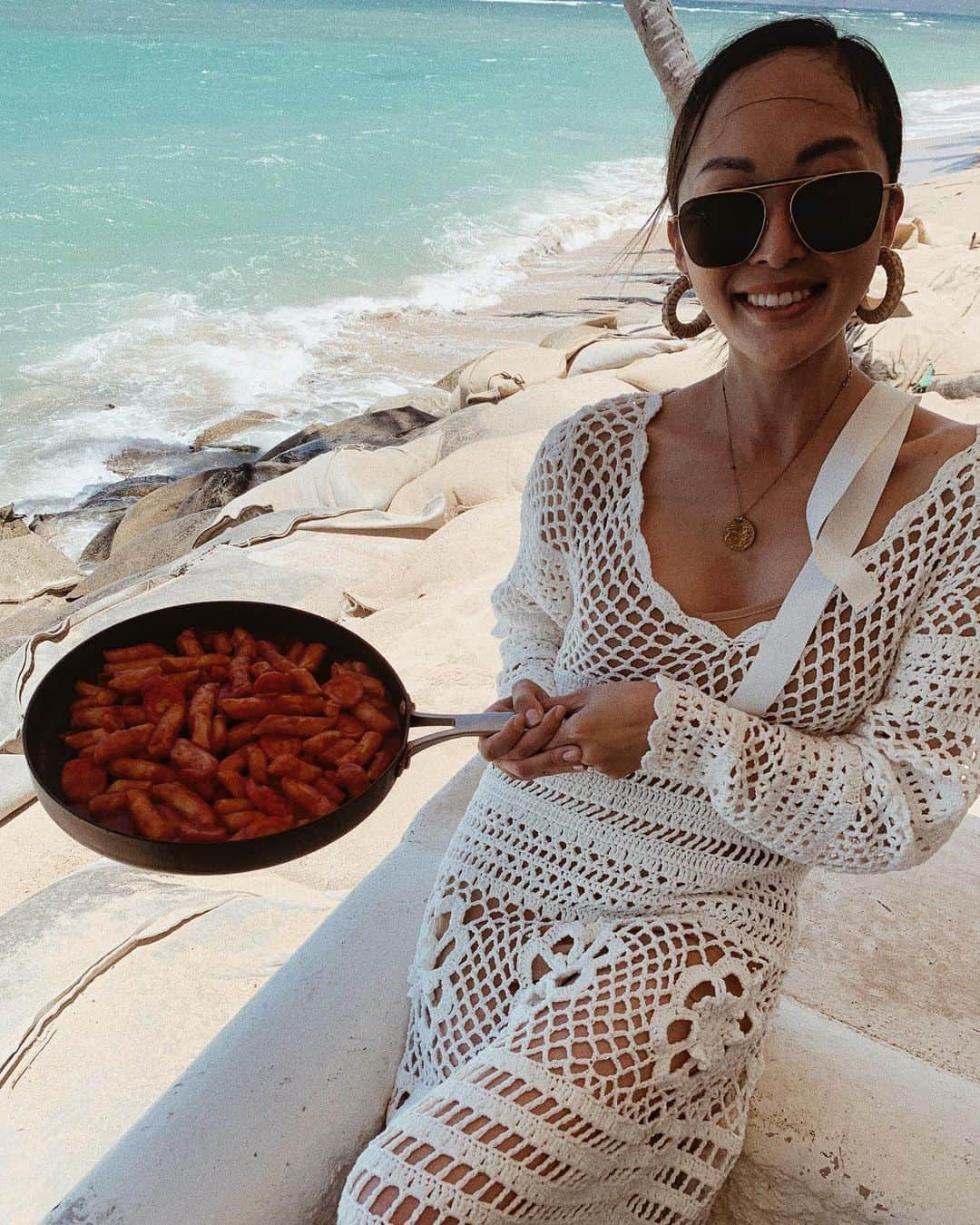 クリッセル・リムさんのインスタグラム写真 - (クリッセル・リムInstagram)「Homemade 떡볶이 (Korean street style food ) on the beach. My kind of dinner 🥘  thanks to my auntie and @ummalim for the most bomb Korean food all week long here in Hawaii.」6月19日 13時05分 - chrisellelim