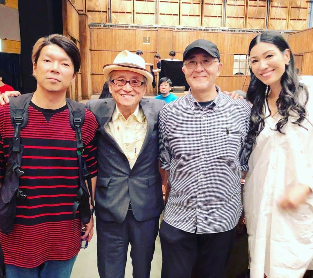 アンミカさんのインスタグラム写真 - (アンミカInstagram)「父の日は、鈴木聡さん脚本・演出のラッパ屋主催の【2.8次元】を観に行って参りましたよ。 とてもナチュラルでリアルで身近で、爆笑し続け感動し、心が動いた舞台でした✨ 。 左から、7/6（土)公開・ARATAさん主演映画【こはく】の横尾初喜 監督と..父のような存在の小関道幸さん（左から二番目）と、鈴木聡さん(右から二番目】を囲んで📸 井浦新さんと大橋彰(アキラ100%）さん主演で、監督の奥様の遠藤久美子さんや鶴田真由さん出演の映画【こはく】は、6/21（金)より長崎先行ロードショー🎥7/6（土）ユーロスペース、シネマート新宿、ほか順次全国公開です✨ 。 #千秋楽に行かせて頂き鈴木聡さんのご挨拶やキャストの皆さんの温かさに触れることができました。 #お芝居を見ることが大好きで俳優さん達をリスペクトしています❤️ #舞台後は歌舞伎町に繰り出しみんなで焼肉を堪能🥓 #初喜さんという弟ができて嬉しい😆 #監督の実話が交じった人間ドラマな映画がかなり楽しみです🎬 #監督地元の長崎でオールロケ」6月19日 13時13分 - ahnmikaofficial