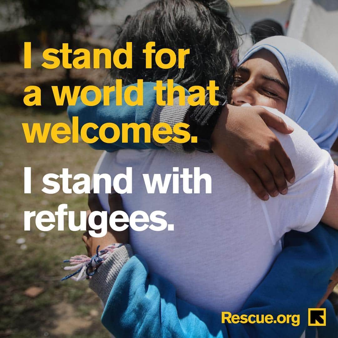 レナ・ヘディのインスタグラム：「It’s true this #WorldRefugeeDay and every day: I stand for a world that welcomes. I #StandWithRefugees! Join @theIRC and @IRCEurope at Rescue.org/Welcome. (Yes that is @maisie_williams in a beautiful photo from our trip with IRC to Lesbos, Greece in 2016」
