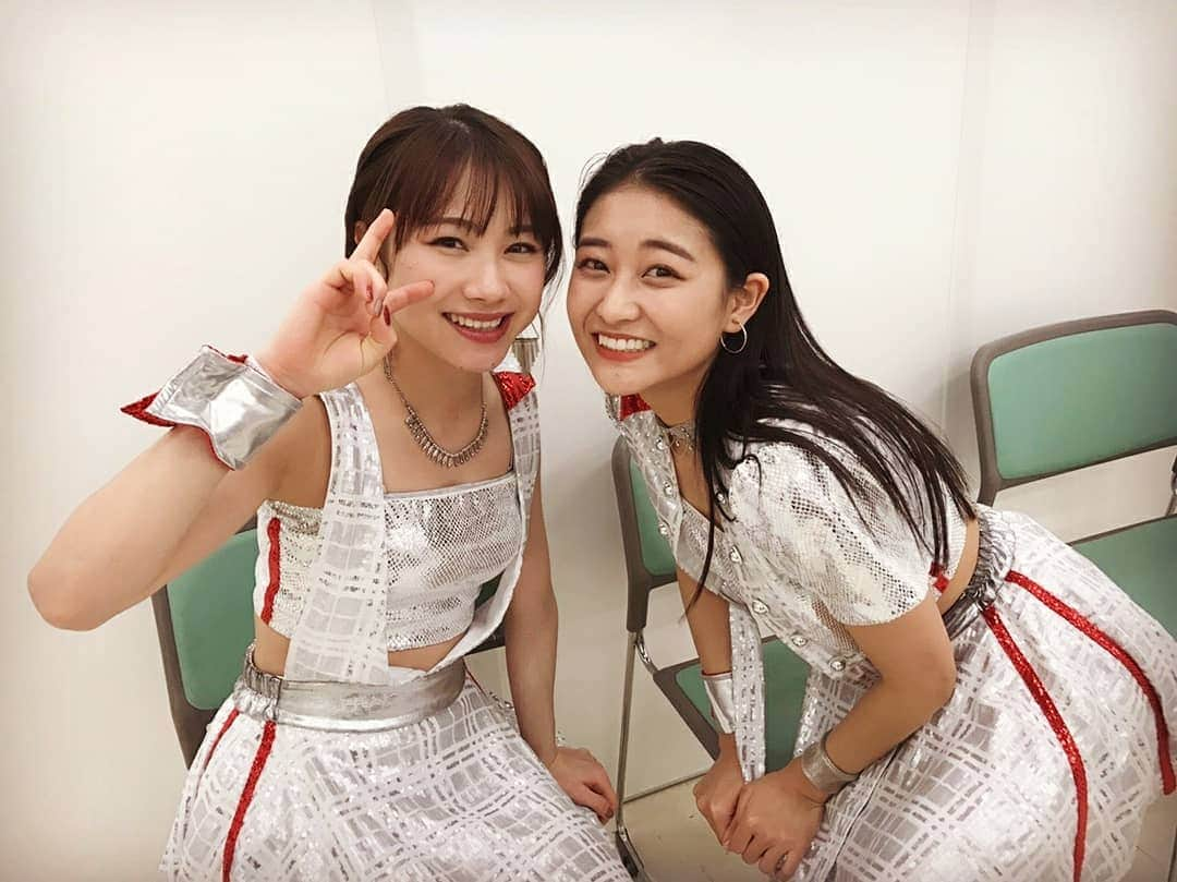 石田亜佑美さんのインスタグラム写真 - (石田亜佑美Instagram)「. 和田彩花さん 6/18 ご卒業おめでとうございます！ . ハロプロ・オールスターズの発売記念イベントのチェキ会で、一緒に撮れたのすっごく嬉しかったです。ステージでは"美"な和田さんが、わーーーって笑う顔、私もとても好きです。卒業公演中もたくさん見られて、幸せな気持ちになりました。いつか、またステージで和田さんのその笑顔が見たいです！和田さんがこの先進む道でも、愛に包まれていますように。 . 懐かしいLILIUM(感謝祭)の写真 和田さんのスノウ、本当に好きだったなぁ♥️ . . #和田彩花 さん #アンジュルム #かっこよすぎ #石田亜佑美」6月19日 13時30分 - ayumi_ishida.official