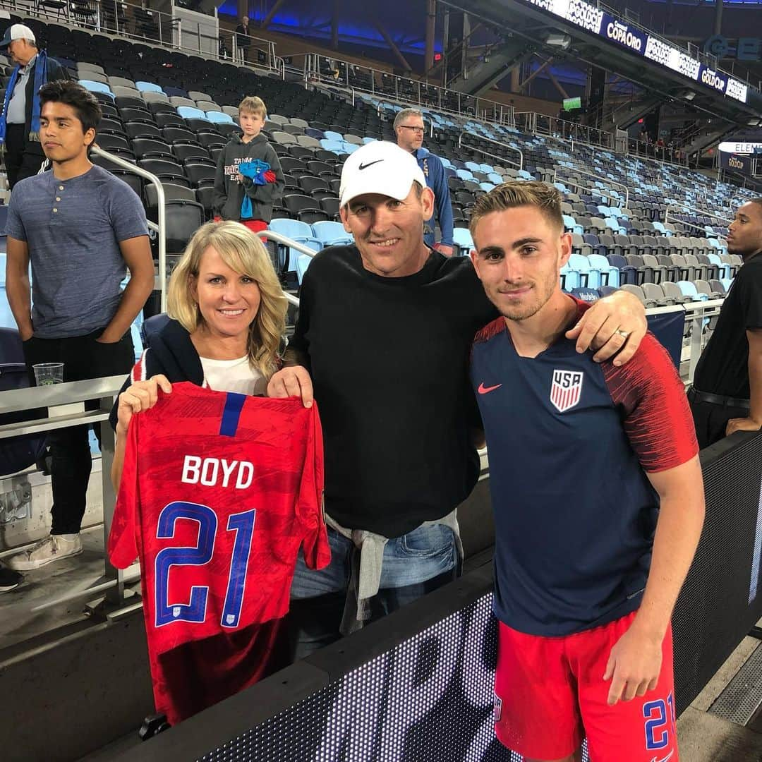 サッカー アメリカ代表チームさんのインスタグラム写真 - (サッカー アメリカ代表チームInstagram)「A historic night for @tylerboyd7 and the #USMNT deserves a family photo. Congrats on the brace and bagging 🇺🇸 goal 1️⃣0️⃣0️⃣0️⃣!」6月19日 13時30分 - usmnt