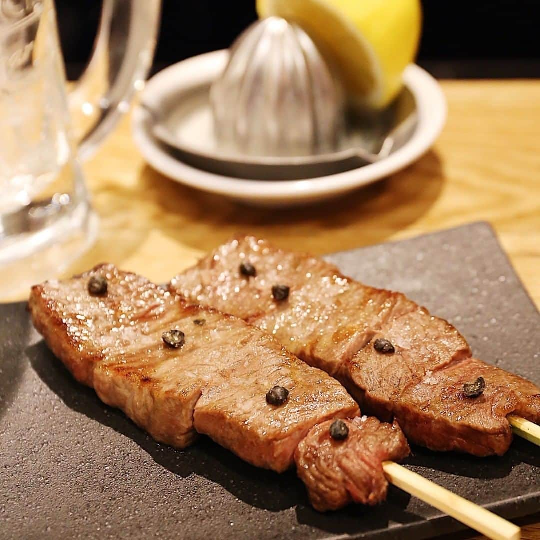 新宿西口ハルク ハル★チカ公式アカウントのインスタグラム：「Hi(^^) Today's recommend is "Wagyu-kushi (WAGYU skewer) " of Bistro Gaburi!! Why don't you try it with Lemon sour♪♪ * * "梅雨のジメジメを吹き飛ばせ！ 今夜は、駅チカで雨にも強～いハル★チカで乾杯♪♪" * * "「黒毛和牛A4赤身」の“特選部位”（トモサンカク・シンシン・カメノコ・ガブリ）を1本の串で焼き上げました♪♪ ガブリ自慢の名物串！！ ハイボールやビールが進む逸品です(*^^)b" * * ・名物！和牛串　421円（税込） * * #新宿西口ハルク #小田急ハルク #ハルク #食堂酒場ハルチカ #ハルチカ #新宿 #新宿西口 #instafood #followme #tokyo #shinjuku #halc #haruchika #izakaya #bistro #gaburi #新宿メシ #新宿呑み #串焼き #和牛 #はしご酒 #飲酒タグラム #フレンチおでん #ビストロガブリ」