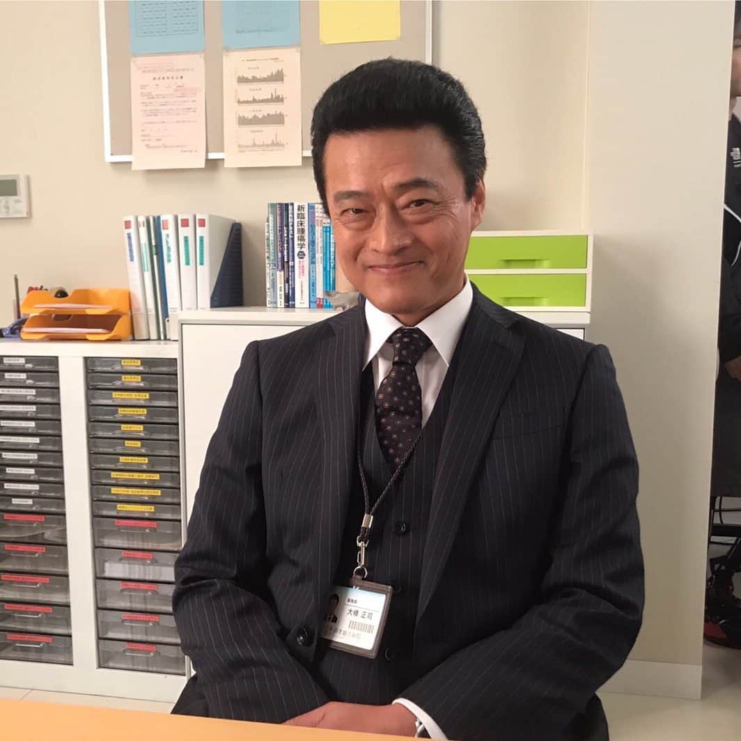 のインスタグラム：「‪🏥今夜放送‼️最終回のゲストをご紹介🚑‬ 四季総合病院の事務長・大橋を演じる #神保悟志 さん。 院長の紹介で入院中の都議会議員・五十嵐(#東幹久)を、はるか(#中条あやみ)が叱りつける場面を目撃して… #心配性の事務長 #はるかに辛辣なひと言を？ #白衣の戦士 #最終話 #今夜10時 #見てね #日テレ」