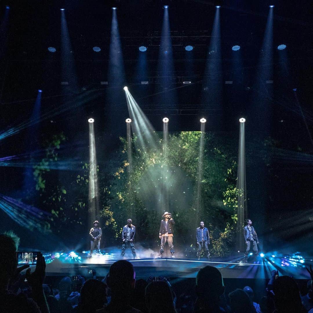A.J.さんのインスタグラム写真 - (A.J.Instagram)「London... you guys are incredible. Thank you for two unforgettable shows #BSBLDN #DNAWorldTour」6月19日 13時33分 - aj_mclean