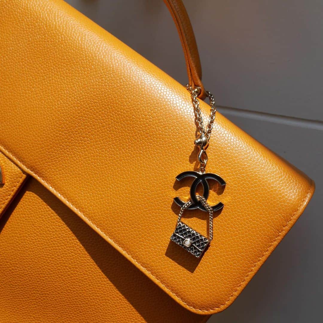 Vintage Brand Boutique AMOREさんのインスタグラム写真 - (Vintage Brand Boutique AMOREInstagram)「SOLD OUT!!! Vintage Chanel bag motif key chain. ▶︎Free Shipping Worldwide✈️ ≫≫≫ DM for more information 📩 info@amorevintagetokyo.com #AMOREvintage #AMORETOKYO #tokyo #Omotesando #Aoyama #harajuku #vintage #vintageshop #ヴィンテージ #ヴィンテージショップ #アモーレ #アモーレトーキョー #表参道 #青山 #原宿#東京 #chanel #chanelvintage #vintagechanel #ヴィンテージ #シャネル #ヴィンテージシャネル #amoreomotesando #アモーレ表参道  #amorewardrobe #アモーレワードローブ」6月19日 13時43分 - amore_tokyo