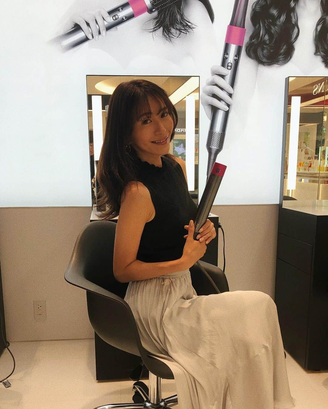 ANNA 杏奈さんのインスタグラム写真 - (ANNA 杏奈Instagram)「✈︎ ダイソンヘア そごう横浜店に、Dyson Airwrapを試しに行ってきたっ🧡 ・ ポップアップも出来てて、今回はそちらで実際に髪の毛を巻いてもらいました🧚‍♀️ お風呂上がりはDysonのドライヤーを使ってるし、家の家電も結構Dysonなんだ〜🧡 ・ 髪を痛めないドライヤーは今年は髪を綺麗に保ちたい私にとっては神アイテム☝️💋 新たなヘアケアすごい革命的👀 ・ 始めにスタッフさんに使い方を教えてもらったらすぐできた🥰❤️ 癖も伸ばせて巻けるし、ツヤはでるし、時短だしもうすごい🥰 ・ ・ #dysonhair #エアラップ #sponsored  #ootd #コーデ #モデル #ファッション #travel #旅行 #化粧  #model #coordinate #ヨガ #yoga  #東京 #fashion  #tokyo #trip #travel #tbt #hawaii #waikiki #official #客室乗務員 #インスタ映え #surfing #サーフィン  #ダイエット #おしゃれさんと繋がりたい #美容好き」6月19日 13時43分 - anna_maria_end18