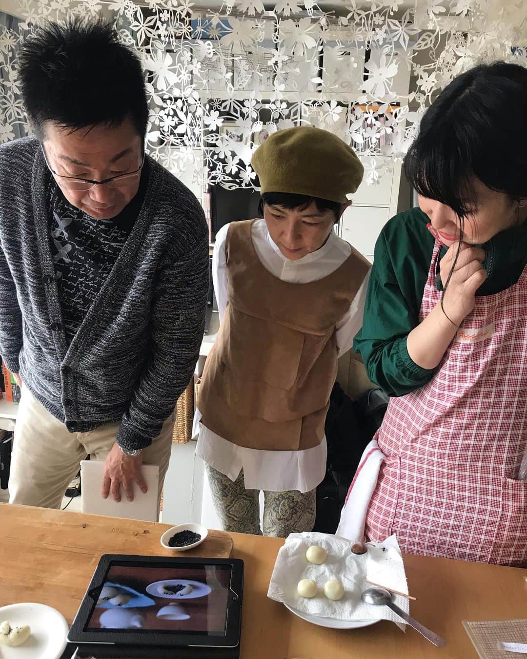 福田淳子さんのインスタグラム写真 - (福田淳子Instagram)「1つ前のオレンジページで「白玉だんごの簡単おやつ」を担当しました。「浮かべてひんやり」と「包んでとろーり」の2バージョン紹介してます。 「浮かべてひんやり」は小さく作った白玉を小豆ミルクとか、抹茶ミルクとかに浮かべてさらにアイスも追加！とか、手作りのジンジャーシロップをソーダで割ってレモン絞ってしゅわーとか。もはや絶対においしいの組み合わせです。 「包んでとろーり」は中にごまのソースや、信玄餅風の黒糖きなこソース、ラズベリージャムとホワイトチョコを入れてあります。茹でてさっと水にくぐらせると（冷やしすぎ注意）必ずとろーりします。  どちらの白玉も水ではなく豆腐で練って作ります。茹でたてじゃなくてもモチモチしっとりな食感ですよー。カメラは岡本真夏さん、スタイリングは澤入美佳（ @ccco74 ）さん。澤入さんが相変わらずとってもキュートでした。  発売中にご紹介できなくてごめんなさい。 でも、とっても簡単でおしいのでぜひお試しくださいませ。  #オレンジページ #特集なす #白玉だんごの簡単おやつ #お皿がブルー💙 #2週間ってあっという間😭」6月19日 13時47分 - junjunfukuda
