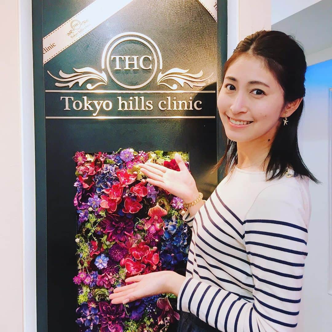 長谷部瞳のインスタグラム：「久しぶりに美容皮膚科へ。  ここに通うようになってから 日中は日焼け止めと色つきのお粉で過ごすようになりました。  お化粧5分で済む生活は、プライスレス♪ メイクさんにも褒められます。  #東京ヒルズクリニック #レーザートーニング #美肌ケア #ファンデーションは使ってません」