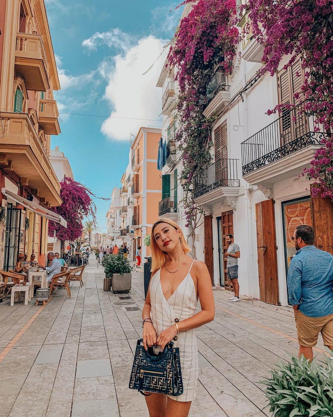 植野有砂さんのインスタグラム写真 - (植野有砂Instagram)「Ibiza old town ❤️🇪🇸*now in Malta but so many photos to post 😵which is good 💓lol イビサのオールドタウンにて🕌こういう建物についてるお花なかなか日本にはなくって本当にかわいいなぁ🤩ってなる💓まだまだ写真があって追いつかない🤣今はマルタにいるよ！ #ibiza #イビサ」6月19日 13時58分 - alisaueno