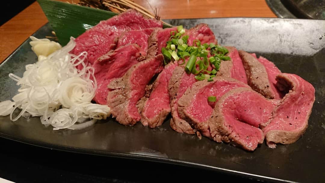 大沢文也さんのインスタグラム写真 - (大沢文也Instagram)「毎日のように馬刺し食べてます。 馬刺しか牛の赤身肉。 好きなもん食って減量してるぜ👍 いいこといいこと。  #馬肉 #馬刺 #馬刺し #赤身肉 #牛赤身 #焼肉 #焼き肉 #低カロリー #高タンパク #減量 #減量飯 #beef #yakiniku #fighter #肉好きな人と繋がりたい #肉しか信じない #肉命」6月19日 14時11分 - fumifumi_k1