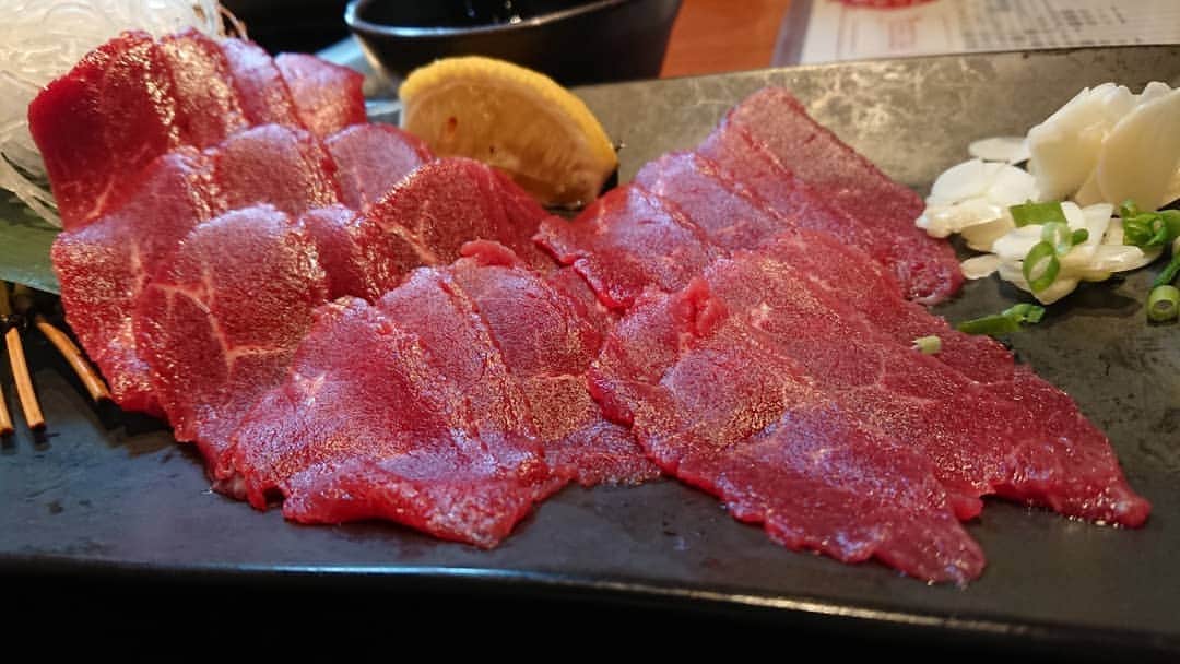 大沢文也さんのインスタグラム写真 - (大沢文也Instagram)「毎日のように馬刺し食べてます。 馬刺しか牛の赤身肉。 好きなもん食って減量してるぜ👍 いいこといいこと。  #馬肉 #馬刺 #馬刺し #赤身肉 #牛赤身 #焼肉 #焼き肉 #低カロリー #高タンパク #減量 #減量飯 #beef #yakiniku #fighter #肉好きな人と繋がりたい #肉しか信じない #肉命」6月19日 14時11分 - fumifumi_k1