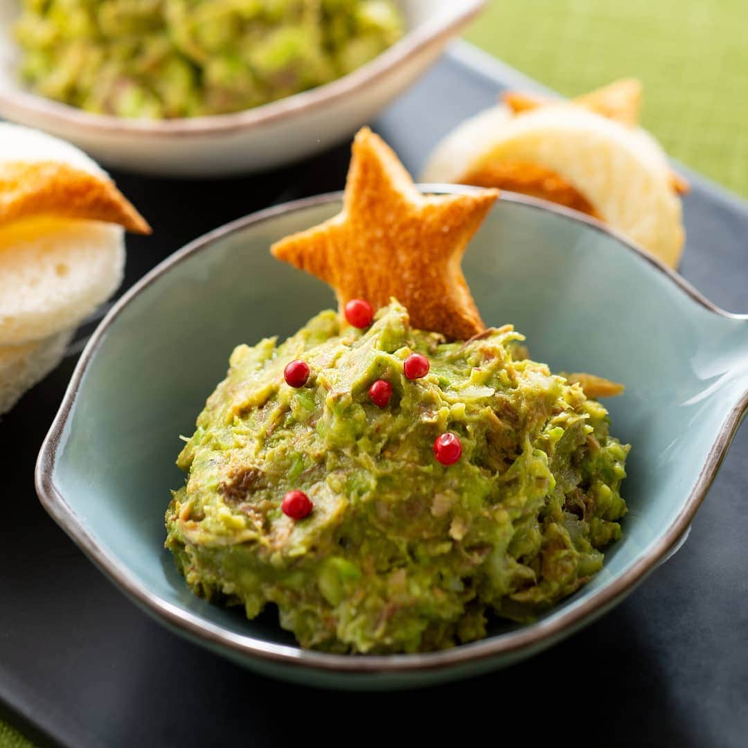 のインスタグラム：「アボカドサバ缶ディップ🥑✨. . マヨネーズやヨーグルトなどを使用していないヘルシー感💃のあるディップに。パーティー🎉などにもピッタリの味つけです。 . . . ◯材料（2人分）🍴 アボカド1個🥑 さば缶（水煮缶）1缶（固形110ｇ）🐟 玉ねぎ20ｇ レモン汁小さじ1🍋 タバスコ少々 塩少々 こしょう少々 サンドイッチ用食パン適量🍞 ピンクペッパー適量 . . . ◯作り方✏️ . 1.アボカドは皮と種を除いてボウルに入れ、レモン汁を加えてフォークの背などでつぶす🎵玉ねぎはみじん切りにして水にさらし、よく水気💦を拭き取る。 . 2.アボカドのボウルに、缶汁をきったさば缶、玉ねぎを加え混ぜ、タバスコ・塩・こしょうで味を調える😳👍 . 3.器に2を盛りつけピンクペッパーをのせ、食パンを型抜きしてトーストして添える⭐ . . #ドール #アボカド #さば缶 #ディップ #ヘルシー #パーティーメニュー #カフェご飯 #レシピ #健康  #フルーツ #dole #avocado #fruits #vegetables #foodie #instafood  #cooking  #food  #party #recipe」