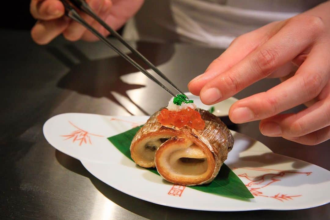 稲取銀水荘さんのインスタグラム写真 - (稲取銀水荘Instagram)「. 東伊豆 稲取温泉の旅館『稲取銀水荘』です。 詳しくはプロフィールURLをご覧ください。 当館ではお客様に最高の時間をお過ごしいただくため、お客様のお好みに合わせた質の高いサービスを提供しております。 ダイニングからエステサロンまでご用意しておりますので、是非ご利用ください。 稲取銀水荘 〒413-0411 静岡県賀茂郡東伊豆町 稲取1624-1 TEL:0557-95-2211（代表） . . #稲取銀水荘#銀水荘#静岡#伊豆#伊豆旅行#伊豆観光#旅行#旅#旅女#旅スタグラム#温泉#温泉旅行#温泉好き#温泉同好会#伊豆元気旅#いいね伊豆#温泉女子#旅行好き女子#高級旅館#伊豆ホテル#triptojapan#おもてなし#週末旅行#伊豆急行#刺身#金目鯛#女子旅#旅行好きな人と繋がりたい#旅の記録#マイトリ」6月19日 14時07分 - inatoriginsuisosta_izu