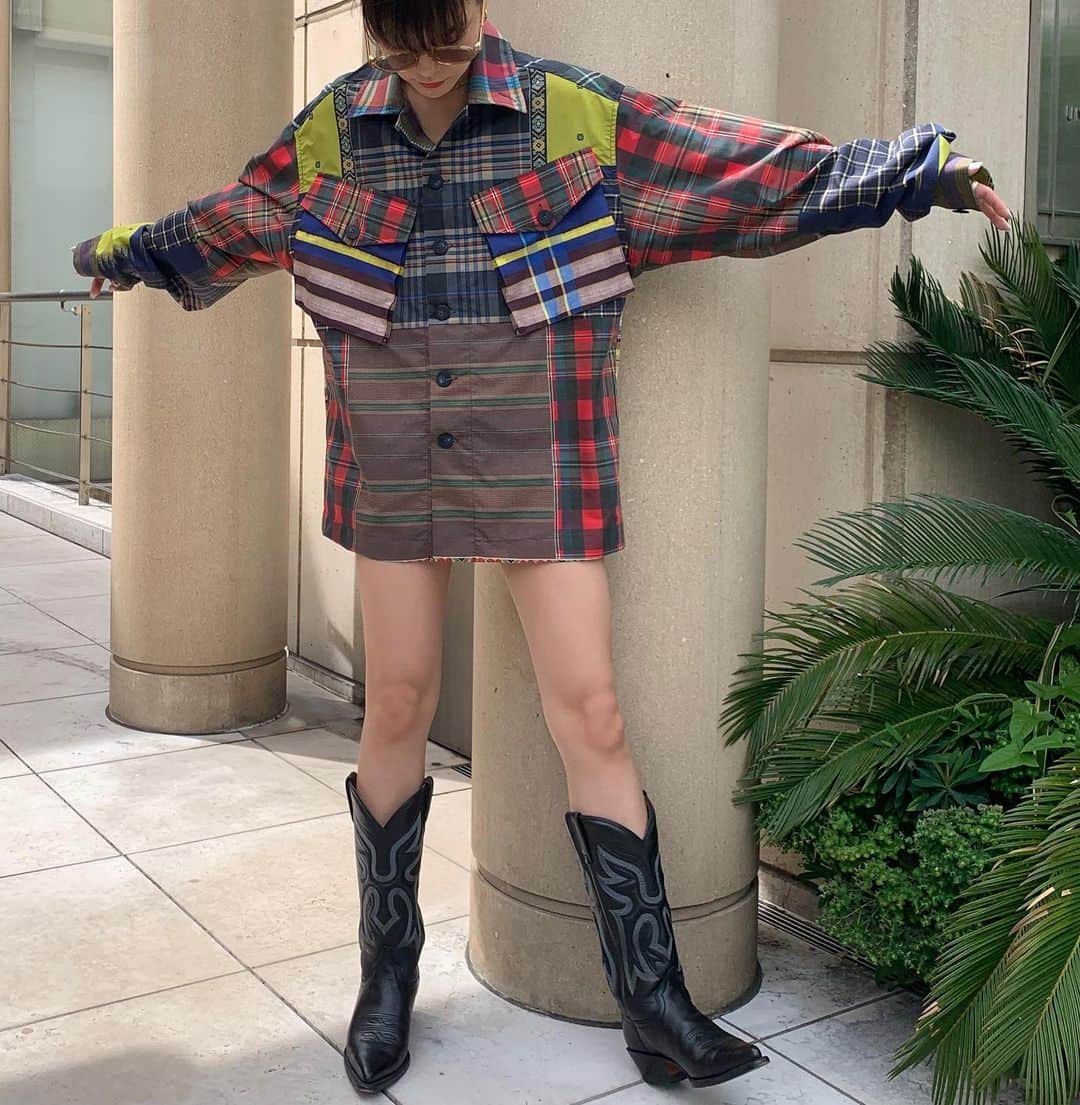 のインスタグラム：「#mei_outfit ❤️💛💙🧡💜 この前 @salon_de_reve で 足をハイパーナイフしてもらったから スッキリ軽いんだ～🏇✨✨✨」