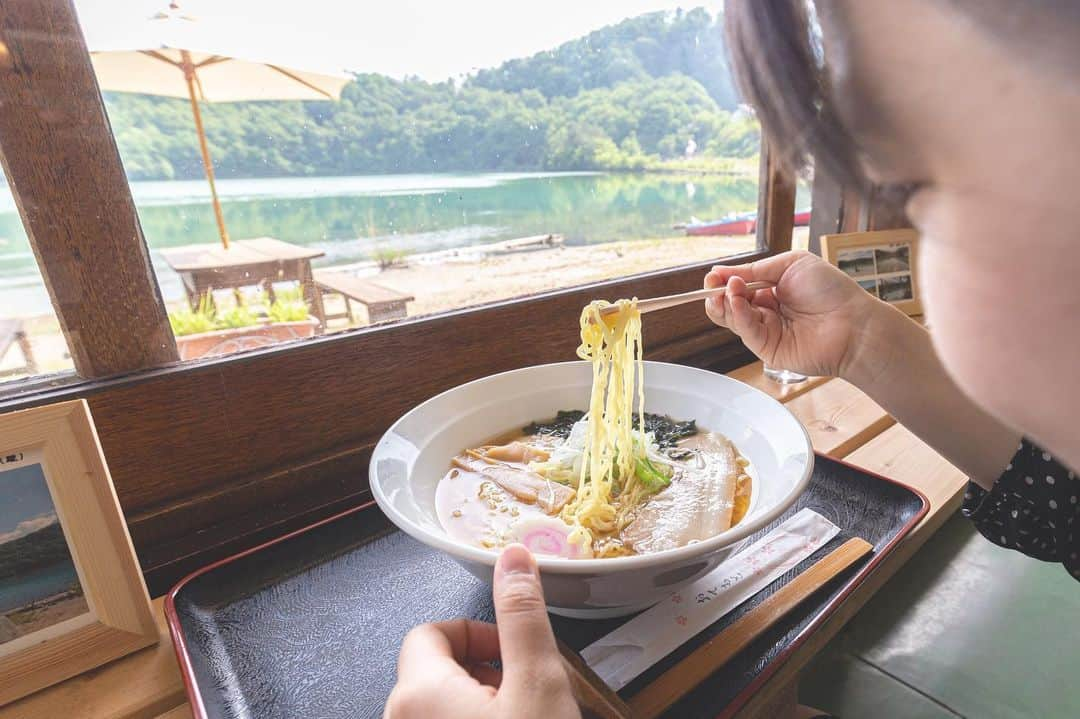 東北女子さんのインスタグラム写真 - (東北女子Instagram)「. 鳴子溫泉不只溫泉之強酸性湖沼 . 隨季節與天氣，#潟沼 的顏色變化明顯。被楓葉包圍的秋天也值得期待🍁 有餐廳、有散步步道，非常適合當作鳴子溫旅程的中繼站👍 . 📍開放：4月-10月 📍交通：鳴子溫泉站開車5分鐘 📍休息區的潟沼拉麵：650円 📍假日有SUP體驗 . . #日本東北 #東北女子travel #宮城 #鳴子溫泉  #鳴子 #鳴子温泉 #日本自駕 #日本湖 #日本景色 #東北旅行 #大崎市 #宮城発見 #japan_travel #東北旅遊 #東北自助 #行くぜ東北 #サザエさんの愉快なタビin宮城 #miyagi #みやぎ春ジェニック」6月19日 14時27分 - tohoku_girl_official