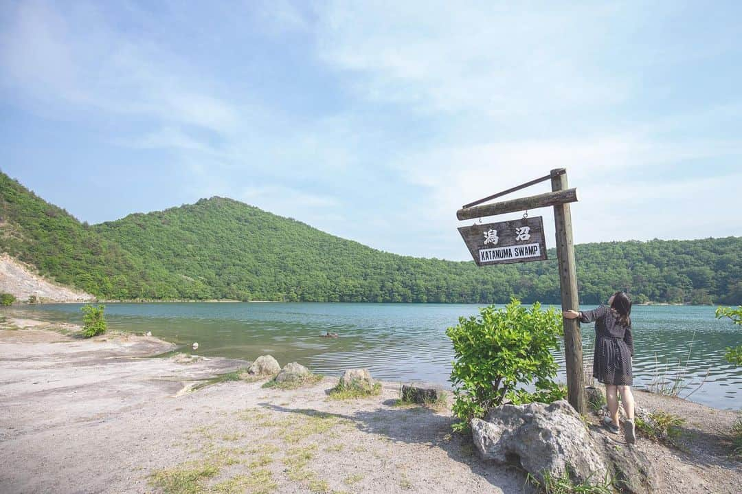 東北女子さんのインスタグラム写真 - (東北女子Instagram)「. 鳴子溫泉不只溫泉之強酸性湖沼 . 隨季節與天氣，#潟沼 的顏色變化明顯。被楓葉包圍的秋天也值得期待🍁 有餐廳、有散步步道，非常適合當作鳴子溫旅程的中繼站👍 . 📍開放：4月-10月 📍交通：鳴子溫泉站開車5分鐘 📍休息區的潟沼拉麵：650円 📍假日有SUP體驗 . . #日本東北 #東北女子travel #宮城 #鳴子溫泉  #鳴子 #鳴子温泉 #日本自駕 #日本湖 #日本景色 #東北旅行 #大崎市 #宮城発見 #japan_travel #東北旅遊 #東北自助 #行くぜ東北 #サザエさんの愉快なタビin宮城 #miyagi #みやぎ春ジェニック」6月19日 14時27分 - tohoku_girl_official