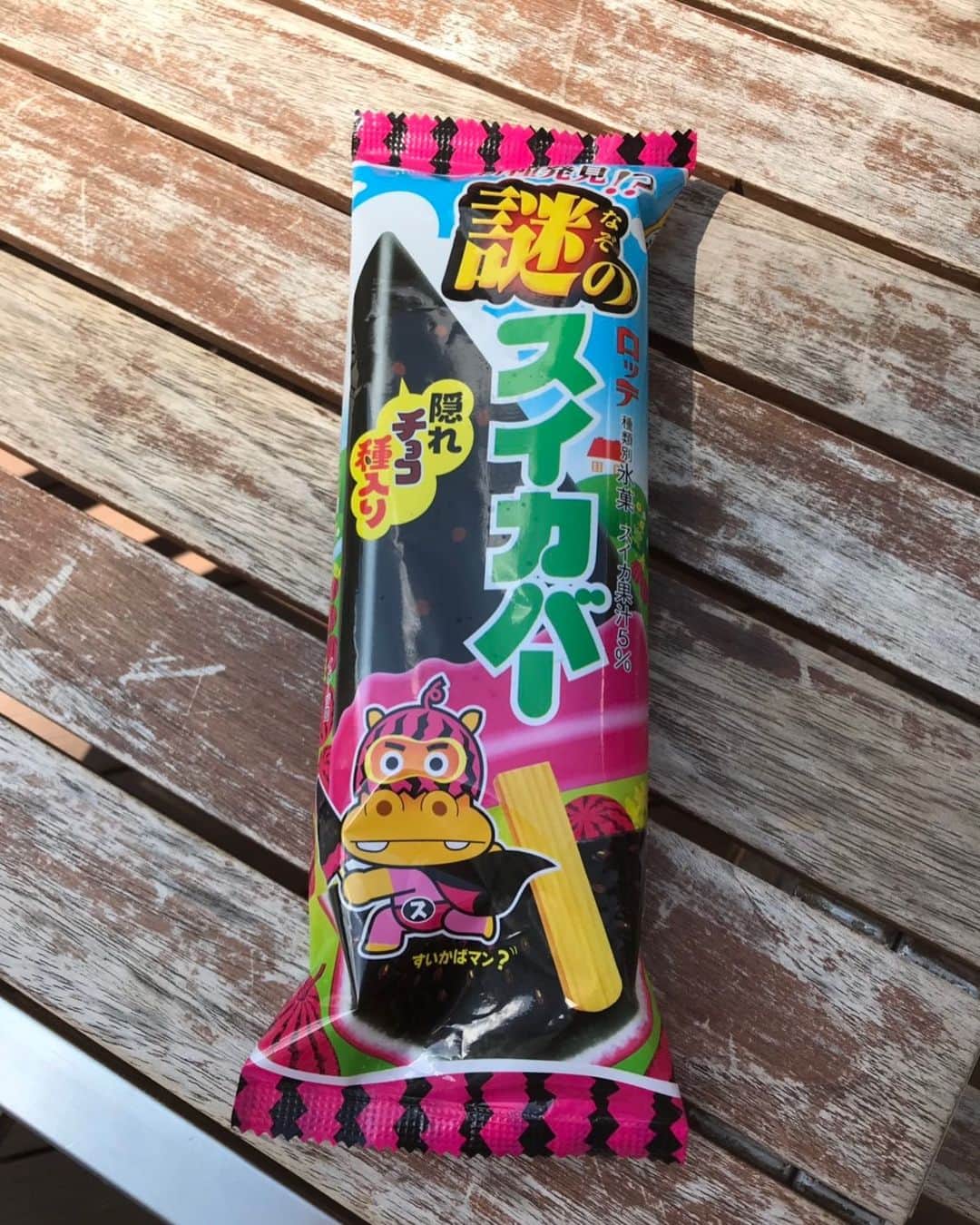 のインスタグラム：「やっぱ夏はこれだ…あれ！？黒！？ 意外にも味は普通のスイカバー🍉 お口真っ黒にもならないのでご安心を☺️ #アイ活 #謎のスイカバー #ロッテ #コンビニアイスイス #新作アイス #icecream」