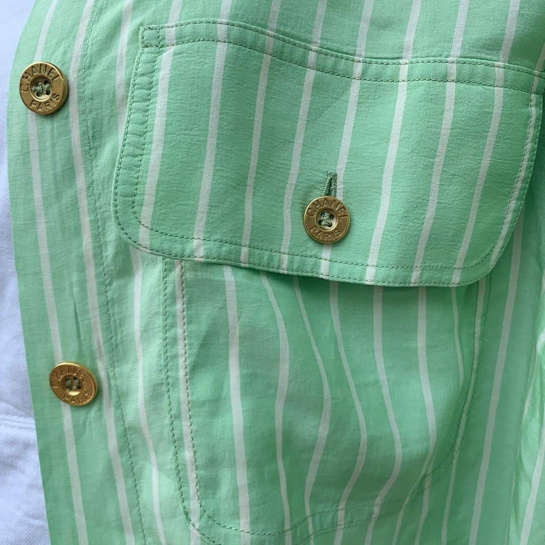 Vintage Brand Boutique AMOREさんのインスタグラム写真 - (Vintage Brand Boutique AMOREInstagram)「Vintage Chanel striped silk shirt. No size description ▶︎Free Shipping Worldwide✈️ ≫≫≫ DM for more information 📩 info@amorevintagetokyo.com #AMOREvintage #AMORETOKYO #tokyo #Omotesando #Aoyama #harajuku #vintage #vintageshop #ヴィンテージ #ヴィンテージショップ #アモーレ #アモーレトーキョー #表参道 #青山 #原宿#東京 #chanel #chanelvintage #vintagechanel #ヴィンテージ #シャネル #ヴィンテージシャネル #amorewardrobe #アモーレワードローブ」6月19日 14時26分 - amore_tokyo