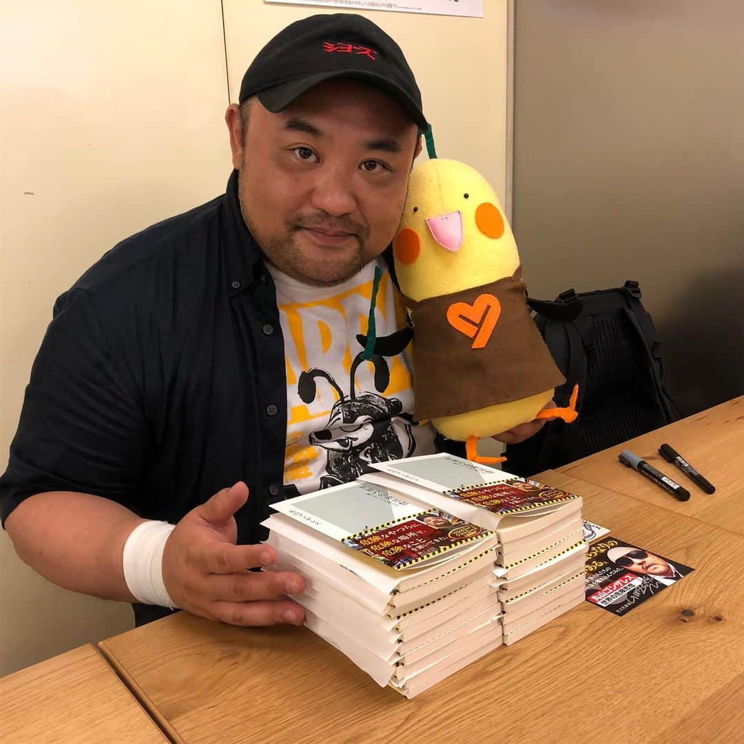 丸山ゴンザレスのインスタグラム：「‪新刊『世界の危険思想 悪いやつらの頭の中』のPRで書店さんまわり。八重洲ブックセンターさんにお邪魔してきました（担当者が大学の先輩です。いつもありがとうございます）！ 八重洲BC公式キャラクターのやえちゃんと一緒に撮影。‬」