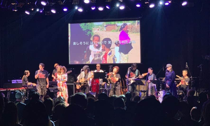 夏木マリさんのインスタグラム写真 - (夏木マリInstagram)「集合写真〜 皆さまありがとうございました！  今年は、エチオピアの子ども達へ水道支援ができました。  そして、 渋谷区千駄谷小学校の生徒とエチオピア児童の絵の交換もご報告できました。  #OneofLoveプロジェクト #仲井戸“CHABO”麗市  #TOSHI-LOW（BRAHMAN / OAU）  #Chara  #ichiro（Gt）  #山内陽一朗（Dr）  #石田純（Ba）#井上薫（Key）  #斉藤ノヴ #高橋あず美（Cho）#松村瑠璃 （Cho）#minakumari（Sitar） #marinatsuki  #natsukirock  #夏木マリ  #thankyou」6月19日 14時35分 - mari_natsuki