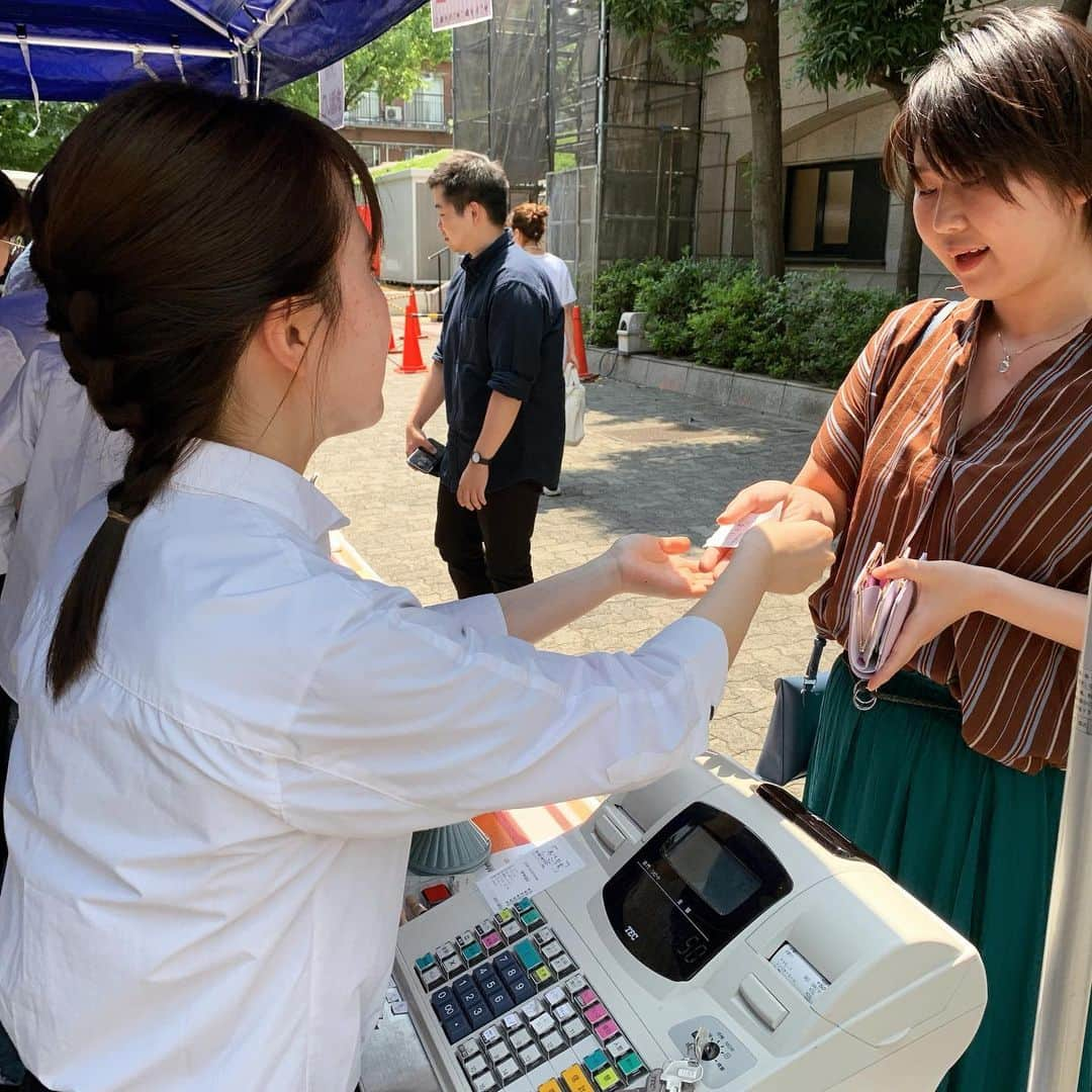 東京観光専門学校さんのインスタグラム写真 - (東京観光専門学校Instagram)「カフェサービス学科(@tokan_cafe )2年生による販売実習🍴☀️ . 本日は 『プリン･ア･ラ･モード🍮』 『自家製ジンジャーエール』 『マカロン』 . 卒業生も遊びに来てくれました🤗 . ご予約の生クリームたっぷりのケーキも完成🙌🏻 . 生クリームが大好き！💕 フルーツたくさんのケーキが食べたい！🍒 そんなリクエストにお応えして カフェサービス学科ではオリジナルケーキのご予約もお受けしています🎂✨ ご予約は @tokan_cafe のDMから🙇‍♀️ .  #お菓子 #お菓子作り #お菓子作り好きな人と繋がりたい  #ケーキ  #カフェ #カフェスタグラム  #カフェ好きな人と繋がりたい #デリスタグラム #プリン #フルーツ #ジンジャーエール #生クリーム  #さくらんぼ #オレンジ #ケーキ #キウイ  #マカロン #デザート #スイーツ #バリスタ #パティシエ #カフェ活 #pcc学生リング #学生パティシエカメラ部 #パティシエカメラ部 #ティータイム  #デザート #東京観光専門学校 #tokan #sweets #fruit」6月19日 14時45分 - tokan_1967