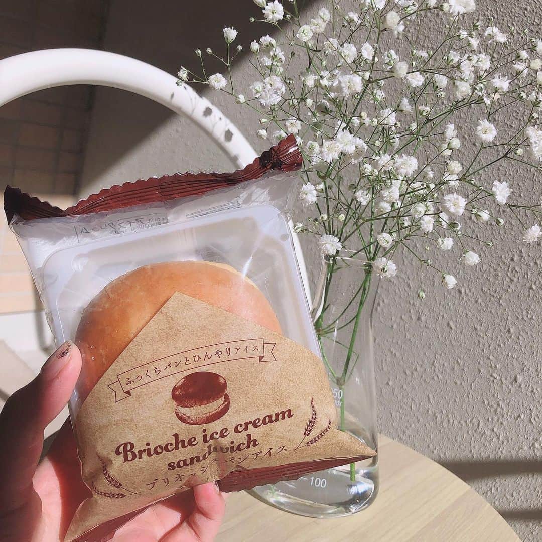 のインスタグラム：「話題のアイス！？いや、パン！！？ #ブリオッシュパンアイス  #セブンイレブン 「アイスのショーケースになぜパンが！？」と思ったら、 中にはアイスが挟まれており、正真正銘アイスコーナーに存在すべき方でした🌈 パン屋さんでは、ブリオッシュやクロワッサンにアイスを挟んで販売されてるところもありますよね！まさかコンビニでそれが手に入れられる時代〜👏すごみ〜👏 パンは驚くほどふんわりしてます。すごみ。 パンの芳醇なバターの香りとほんのりした甘さと冷たいバニラアイスがよく合います。 #アイス部 部長が焼くとさらに美味しい！ と仰っているのを見て、トースターで焼いてみました。 これもびっくり！さっくりとした食感とこんがり焼けた出来立てかんがなんとも嬉しく。さくみ。 そのまま食べても、焼いて食べても2つの方法で楽しめるパンアイスです。 ちなみに私はやわらーかくて、あまーいのをダイレクトに感じられるのでやっぱりそのままが好き。 皆さまはどっち？？ #アイ活 #コンビニアイス #新作アイス #icecream #パン」