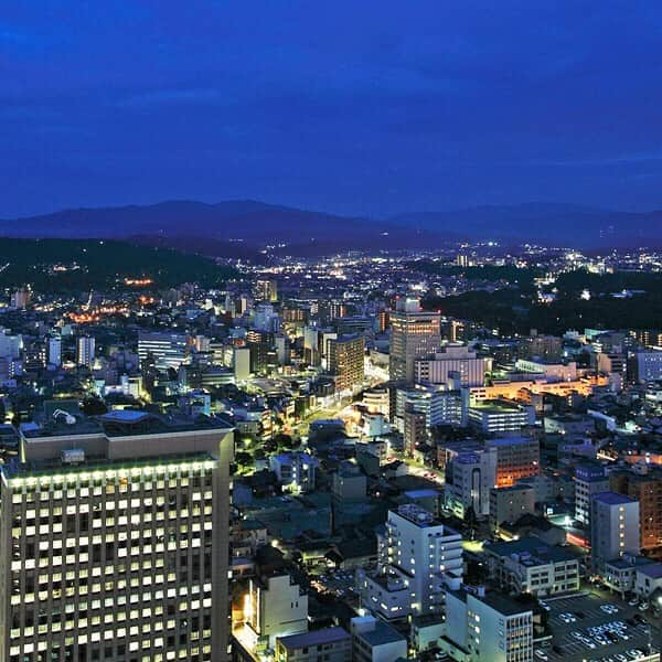 hotel nikko kanazawa ホテル日航金沢さんのインスタグラム写真 - (hotel nikko kanazawa ホテル日航金沢Instagram)「. 🍸金沢の夜景で素敵な一夜を🍸 . 29階メインバー「夜間飛行」では、金沢の夜景を眺めることができます✨ 日頃のご褒美として、夜景を眺めながら仕事帰りに軽く1杯はいかがでしょうか💕 . 店内はダークトーンの色調で カウンター席の他、ゆったりとご寛ぎいただけるソファー席もご用意しております😊 . お1人でしっぽりしたい時にはカウンターで、ご友人や大切な方とはソファーでと使い分けもおすすめしております💕 . . ぜひ、金沢の夜景を眺め素敵な夜のひと時をご堪能くださいませ🎵✨ . #ホテル日航金沢#夜間飛行#大人のバー#バーカウンター#バー#金沢 #夜景#女子会#hotelnikkokanazawa#kanazawa#bar#hotel」6月19日 14時45分 - hotelnikkokanazawa