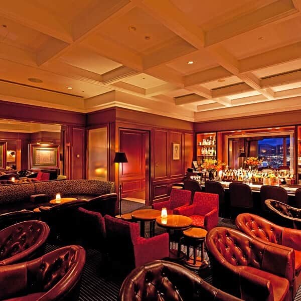 hotel nikko kanazawa ホテル日航金沢さんのインスタグラム写真 - (hotel nikko kanazawa ホテル日航金沢Instagram)「. 🍸金沢の夜景で素敵な一夜を🍸 . 29階メインバー「夜間飛行」では、金沢の夜景を眺めることができます✨ 日頃のご褒美として、夜景を眺めながら仕事帰りに軽く1杯はいかがでしょうか💕 . 店内はダークトーンの色調で カウンター席の他、ゆったりとご寛ぎいただけるソファー席もご用意しております😊 . お1人でしっぽりしたい時にはカウンターで、ご友人や大切な方とはソファーでと使い分けもおすすめしております💕 . . ぜひ、金沢の夜景を眺め素敵な夜のひと時をご堪能くださいませ🎵✨ . #ホテル日航金沢#夜間飛行#大人のバー#バーカウンター#バー#金沢 #夜景#女子会#hotelnikkokanazawa#kanazawa#bar#hotel」6月19日 14時45分 - hotelnikkokanazawa