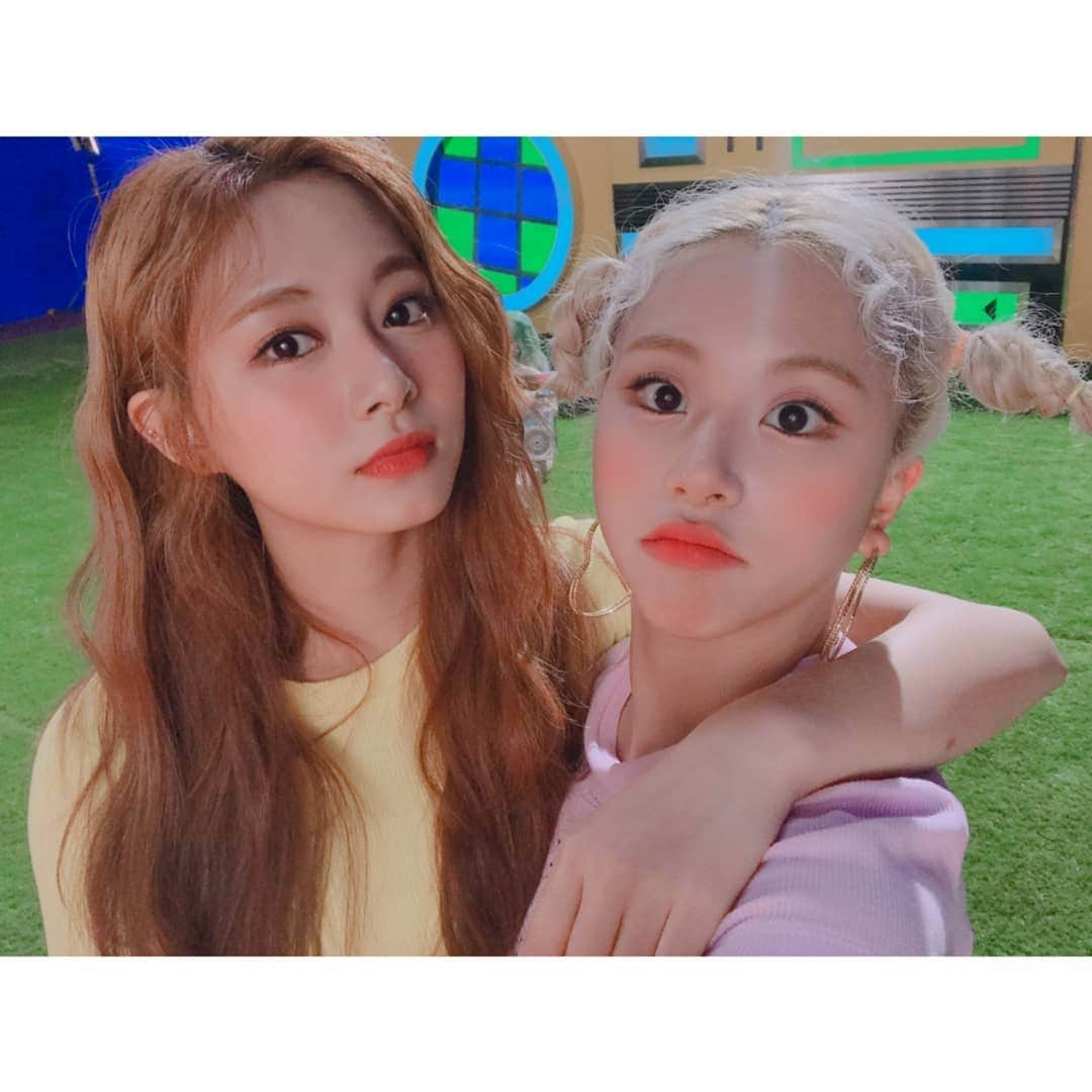 TWICEさんのインスタグラム写真 - (TWICEInstagram)「HAPPY HAPPY BREAKTHROUGH  삐삐머리 푸니까 저렇게 폭탄 머리로 변신」6月19日 14時47分 - twicetagram