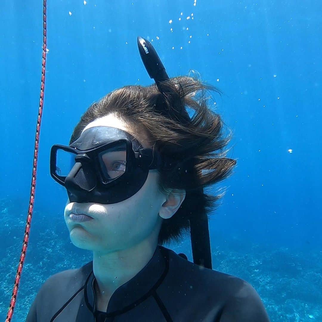 KATさんのインスタグラム写真 - (KATInstagram)「My Dream came true of swimming with Dolphins 🐬 today!!⁣ ⁣ Thank you God for answering my Prayer!🙏🏼🙌🏼 They were there as soon as we got in to the ocean and there were so many 😭🐬❤️ ⁣ ⁣ I am so grateful to @konafreediveadventures for showing me and my dad how to approach them and helping us train to swim a bit deeper today!⁣ ⁣  I recommend him as a guide if you are on the Big Island!⁣ photo by @barspinnerr ⁣ 今日はイルカと一緒に泳ぐ夢が叶いました！ 本当に沢山いてビックリ！平泳ぎしちゃうと逃げていくって教えてもらったのでそっと腕を動かず泳いでいったら近く行けました。⁣ ⁣ もう夢みたいな時間でした！😍 ⁣ ⁣ ⁣ #dolphins #bigisland #twostep #swimmingwithdolphins🐬」6月19日 14時48分 - katmcdowell