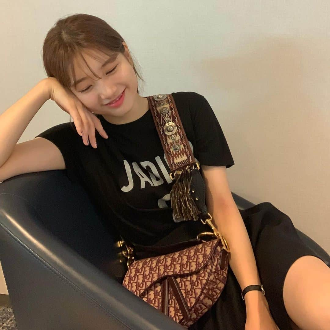 ペ・スジさんのインスタグラム写真 - (ペ・スジInstagram)「See u soon Singapore ✈️🙄💜 #dior」6月19日 14時48分 - skuukzky