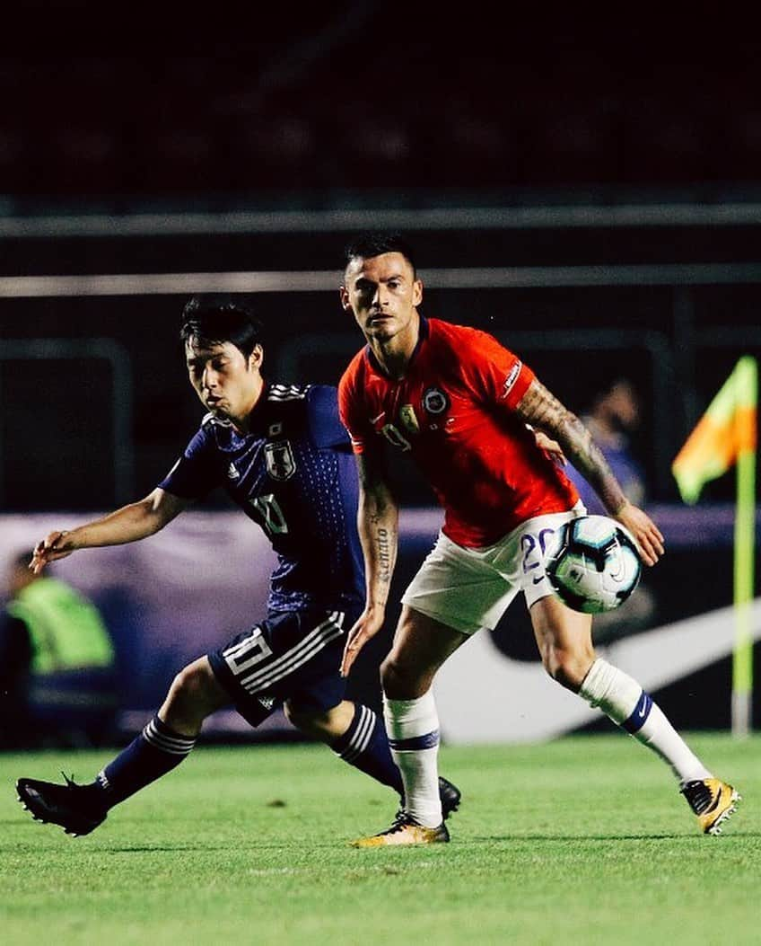 バイエル・レバークーゼンさんのインスタグラム写真 - (バイエル・レバークーゼンInstagram)「0:4 🇯🇵 🆚 🇨🇱 @copaamerica #JAPCHI Great win and player of the match: @charles.20aranguiz ⚫️❤️ #elprincipe 👑 #vamoschile 📸 Carlos Parra/Comunicaciones ANFP」6月19日 14時50分 - bayer04fussball